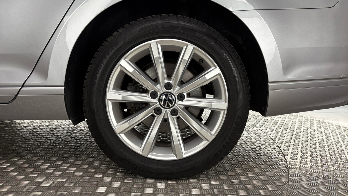 Volkswagen Passat - 19