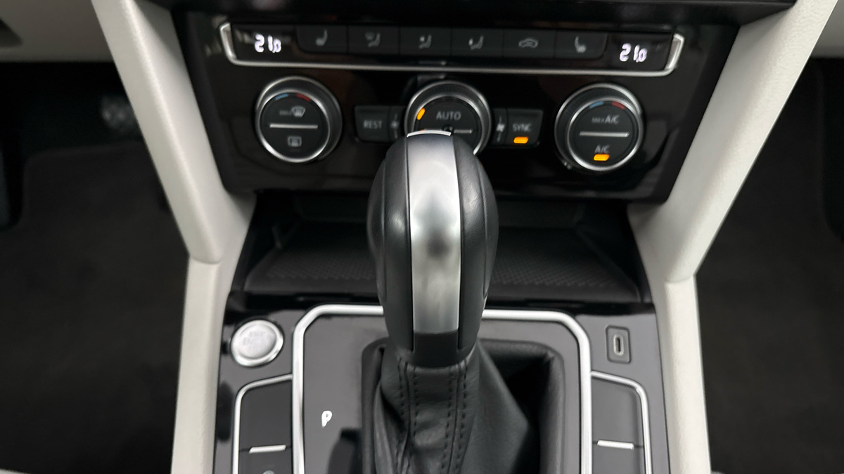 Volkswagen Passat - 25