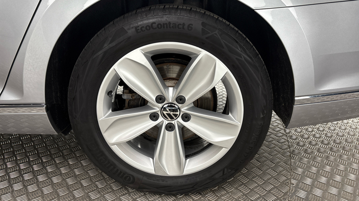 Volkswagen Passat - 19
