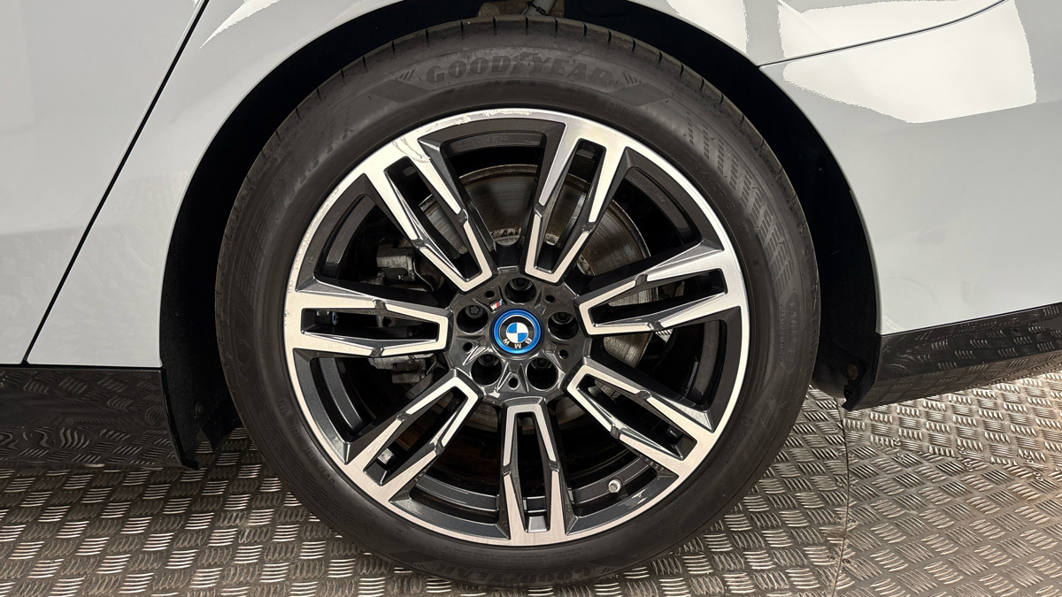 BMW i5 - 19