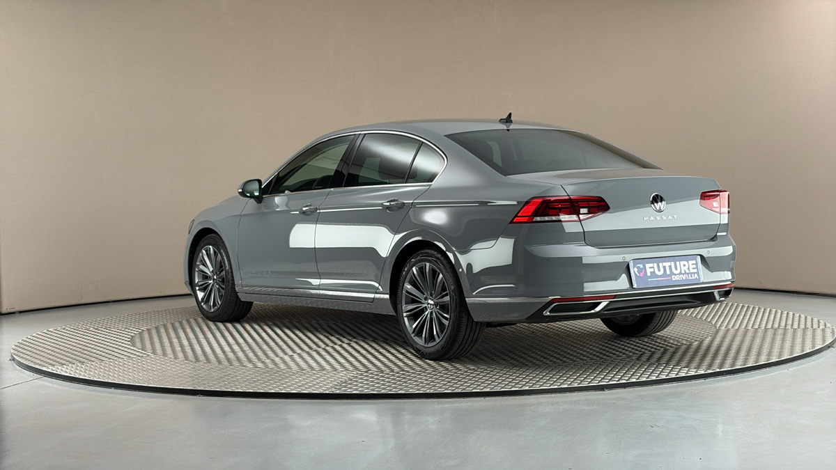 Volkswagen Passat - 2