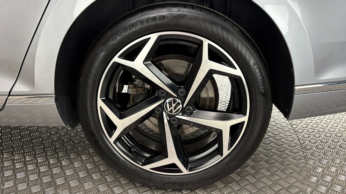 Volkswagen Passat - 19