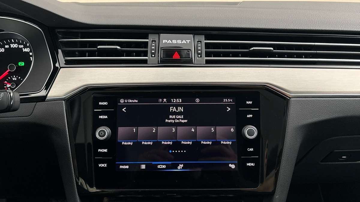 Volkswagen Passat - 11