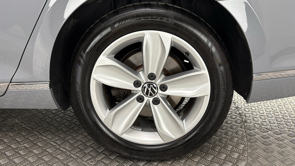 Volkswagen Passat - 19
